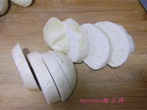 将剩馒头切1公分厚的片；
