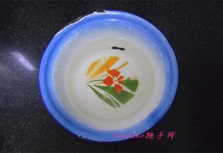 取一个碗，放入凉开水，加入食盐搅拌至食盐溶化，成为淡盐水；