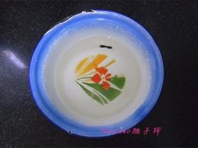 取一个碗，放入凉开水，加入食盐搅拌至食盐溶化，成为淡盐水；