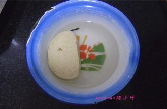 将切好的馒头片在淡盐水里蘸一下，两面都要蘸上淡盐水；