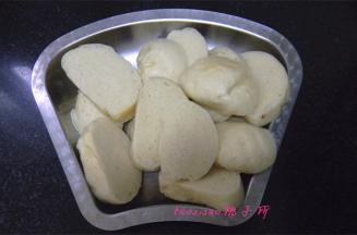 将蘸好盐水的馒头片静置2分钟；