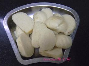将蘸好盐水的馒头片静置2分钟；