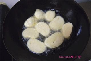 炒锅里倒入食用油，油温五成热，放入蘸好盐水的馒头片，开始炸制，要小火炸；
