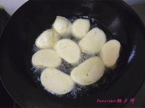 炒锅里倒入食用油，油温五成热，放入蘸好盐水的馒头片，开始炸制，要小火炸；
