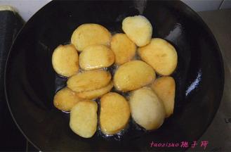 馒头片炸至金黄色即可捞出来了；