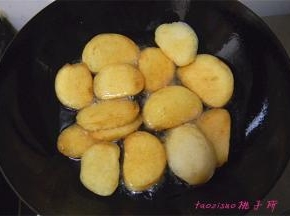 馒头片炸至金黄色即可捞出来了；