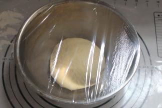 放容器盖上保鲜膜等待发酵。