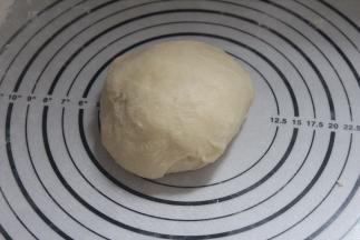 所有材料混合一起揉出光滑出膜的面团。