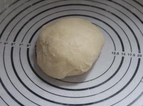 所有材料混合一起揉出光滑出膜的面团。