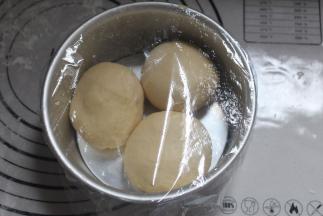 三份都做成圆形。放六寸蛋糕活底模。盖上保鲜膜二次发酵。