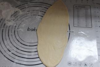 分成三份相等的量，用擀面杖擀出大气泡。