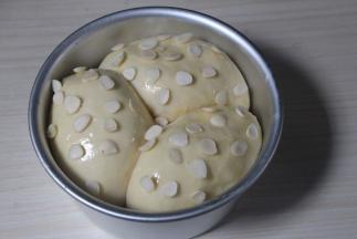 发酵至两倍大的时候轻轻刷上蛋液，撒上杏仁。蛋液要加点水。