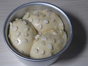 发酵至两倍大的时候轻轻刷上蛋液，撒上杏仁。蛋液要加点水。