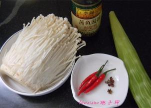 准备原料，青笋去皮；