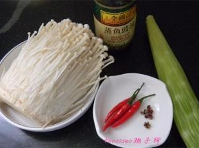 准备原料，青笋去皮；