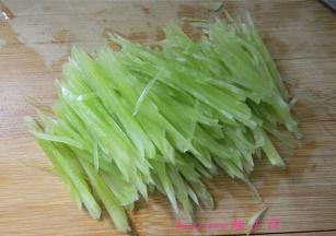 将青笋切丝；