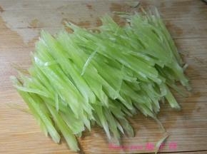 将青笋切丝；