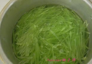 煮锅内水开后，倒入青笋丝焯烫一下捞出过凉水；