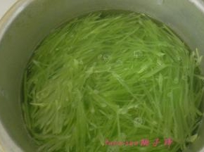 煮锅内水开后，倒入青笋丝焯烫一下捞出过凉水；