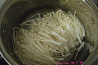 再将金针菇入锅内焯烫捞出过凉水；