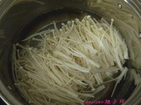 再将金针菇入锅内焯烫捞出过凉水；