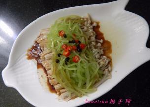 将焯烫好的金针菇码入盘中，再放上焯烫好的青笋丝，淋上蒸鱼豉油，放上小米辣椒圈，将热的花椒油淋上即可。