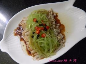 将焯烫好的金针菇码入盘中，再放上焯烫好的青笋丝，淋上蒸鱼豉油，放上小米辣椒圈，将热的花椒油淋上即可。