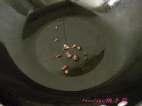 炒锅内倒入食用油，放入花椒粒炸香；