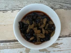 葡萄干和蓝莓干用朗姆酒浸泡。
