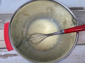 搅拌至粗泡状态。