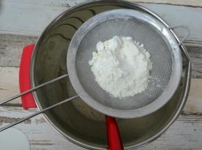 低筋粉和盐混合筛入蛋液内。