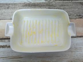 模具内涂满软化的黄油。