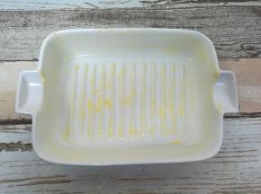 模具内涂满软化的黄油。