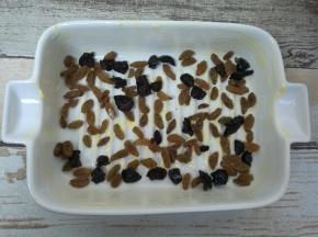 均匀地铺满模具底部。
