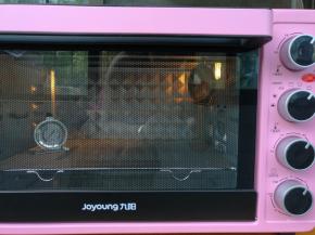 九阳粉嫩电烤箱上下火180度预热10分钟。