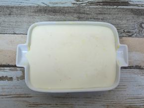 芙纽多蛋糊倒入模具内。