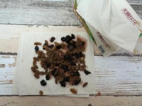 葡萄干和蓝莓干用纸巾吸干水分。