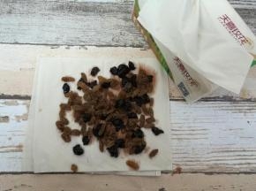 葡萄干和蓝莓干用纸巾吸干水分。