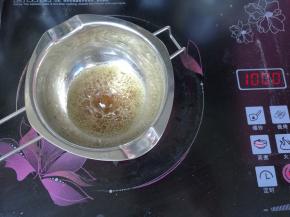 剩下的黄油小火加热至焦糖色。