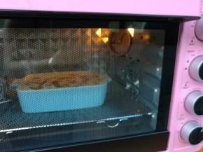 送入九阳粉嫩烤箱内，上下火180度烘烤55分钟至表现金黄即可。