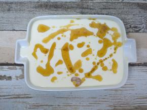 网筛过滤，均匀地倒入芙纽多蛋糊上面。