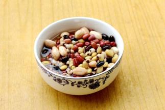 先把豆类和花生仁薏米泡一晚上。洗净后待用。