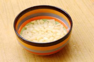 土豆切小粒泡清水洗净待用。