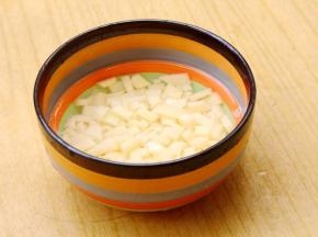 土豆切小粒泡清水洗净待用。