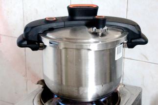 煮至上汽后小中火8分钟即可。