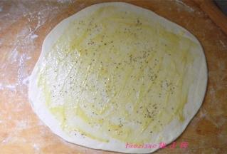 取一面团擀成圆形面片状，抹上油酥料，再撒上花椒粉；