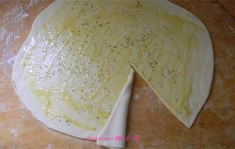 在抹好油酥的面皮上切一刀；