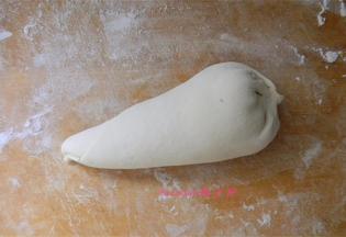 沿着切口的一边卷起，直到全部卷完呈圆锥状；