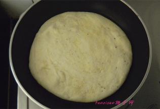平底锅里倒入少许的食用油，放入醒发好的面饼，烙至两面上色即可。