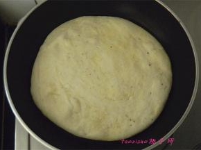 平底锅里倒入少许的食用油，放入醒发好的面饼，烙至两面上色即可。